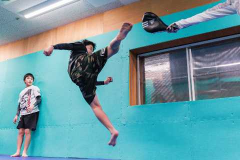 寝屋川市の格闘技ジム修斗GYMS直心会 キックササイズ指導風景02