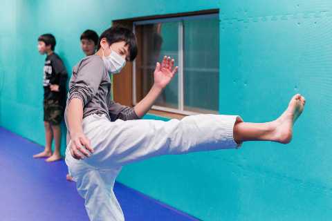 寝屋川市の格闘技ジム修斗GYMS直心会 キックササイズ指導風景03
