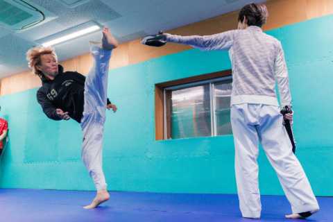 大阪府寝屋川市の格闘技ジム キックササイズ指導風景04