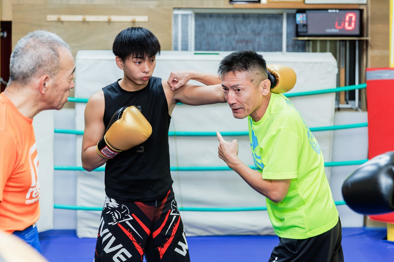 寝屋川市の格闘技ジム修斗GYMS直心会 キックボクシングクラス 右クロス