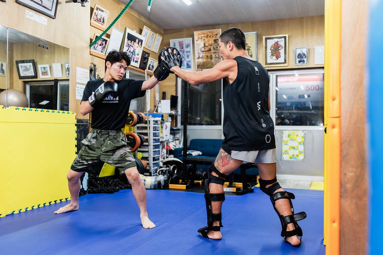 寝屋川市の格闘技ジム修斗GYMS直心会 キックボクシングクラス 夜叉坊ミット
