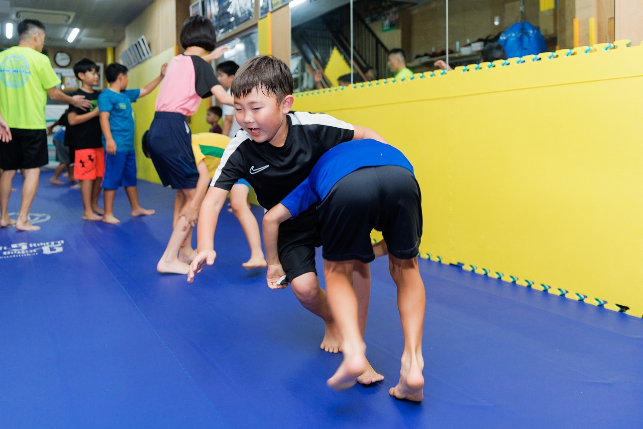 寝屋川市の格闘技ジム修斗GYMS直心会 キッズ修斗クラス タックル