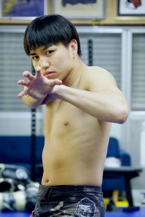 寝屋川市の格闘技ジム修斗GYMS直心会コーチ・龍城